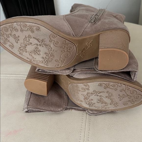 Women's Tan Knee-High Boots - Picture 4 of 4